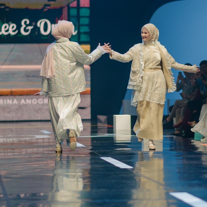 <p>Salah satu potret menampilkan momen ketika kakak-beradik ini saling berpapasan di atas <em>runway.</em> "Lebih spesialnya lagi karena pertama kali <em>runway</em> bareng <em>nugget sister</em> @xavieraaputri <em>for her first runway debut. You slay nugget!</em>" kata Sabrina. (Foto: Instagram @sabrinaanggraini)</p>