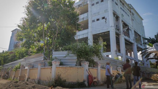 Sebagian gedung shelter tsunami di NB telah roboh. Pembangunan akomodasi ini diduga dikorupsi dan tengah diselidiki oleh KPK.