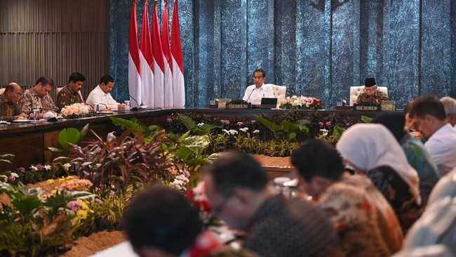 Presiden Jokowi mengutarakan tiga pesan krusial kepada para jejeran menteri di Kabinet Indonesia Maju dalam sidang kabinet terakhir di Istana Garuda, IKN.