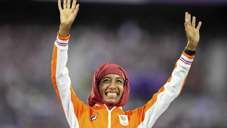 Women's marathon gold medalist Sifan Hassan, of the Netherlands, stands on the podium during the 2024 Summer Olympics closing ceremony at the Stade de France, Sunday, Aug. 11, 2024, in Saint-Denis, France. (AP Photo/Natacha Pisarenko)