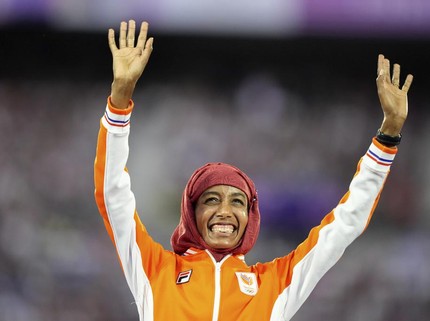 5 Fakta Siffan Hassan, Pelari Peraih Emas Olimpiade yang Kenakan Hijab saat Terima Medali
