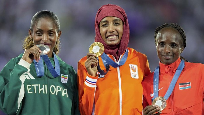 Women's marathon gold medalist Sifan Hassan, of the Netherlands, stands on the podium during the 2024 Summer Olympics closing ceremony at the Stade de France, Sunday, Aug. 11, 2024, in Saint-Denis, France. (AP Photo/Natacha Pisarenko)