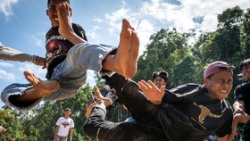 FOTO: Sisemba, Tradisi Duel Kaki Rayakan Panen di Toraja