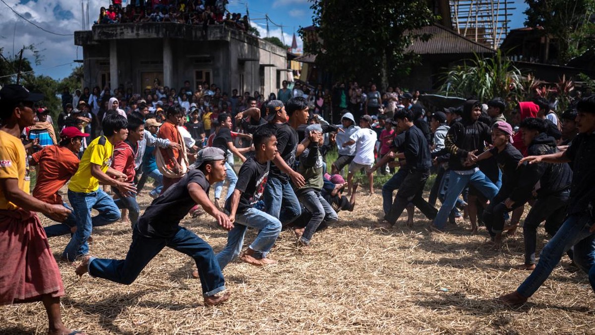 FOTO: Sisemba, Tradisi Duel Kaki Rayakan Panen di Toraja