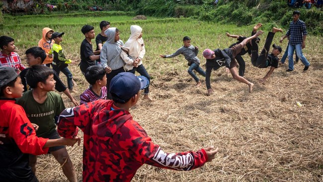 FOTO: Sisemba, Tradisi Duel Kaki Rayakan Panen di Toraja