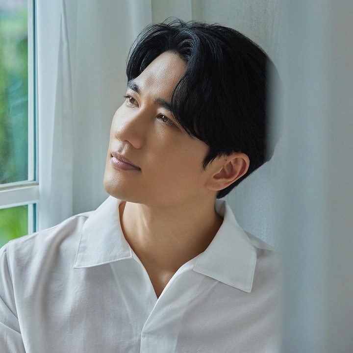 <p>Sempat kesulitan berakting di awal kariernya, kini Uhm Tae Goo mampu membawakan penampilan memukau di drama Korea. Bahkan saat ini, ia tengah menjadi aktor terpopuler. Uhm Tae Goo menduduki posisi pertama di daftar aktor drakor paling banyak dibicarakan selama empat minggu berturut-turut menurut Good Data Corporation, dilansir <em>Soompi.</em> (Foto: Instagram @teamhope_ent)</p>