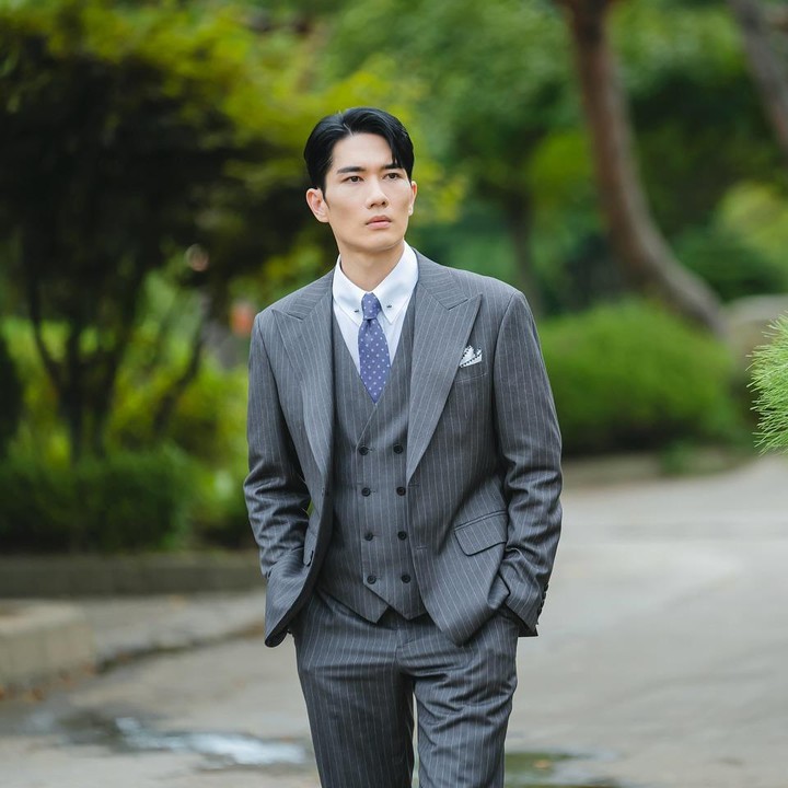 <p>Aktor tampan Uhm Tae Goo mencuri perhatian di drama Korea <em>My Sweet Mobster.</em> Ia memainkan peran sebagai Seo Ji Hwan, seorang mantan anggota gangster yang bertaubat dan menjadi CEO. (Foto: Instagram @teamhope_ent)</p>