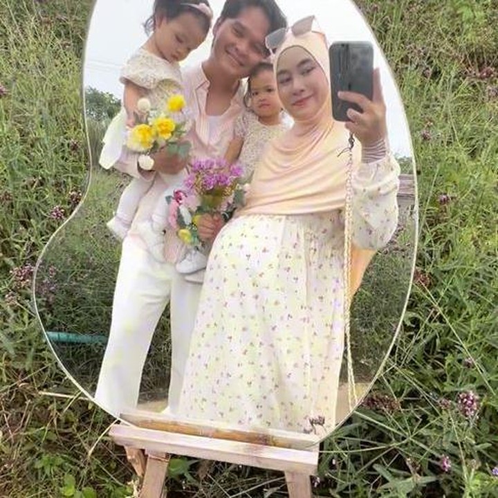 <p>Anisa Rahma tengah menjalani kehamilan keduanya, Bunda. Meski tengah hamil besar, Anisa masih menyempatkan waktunya untuk liburan bareng putri kembarnya, Alma dan Alsha. (Foto: Instagram @anisarahma_12)</p>