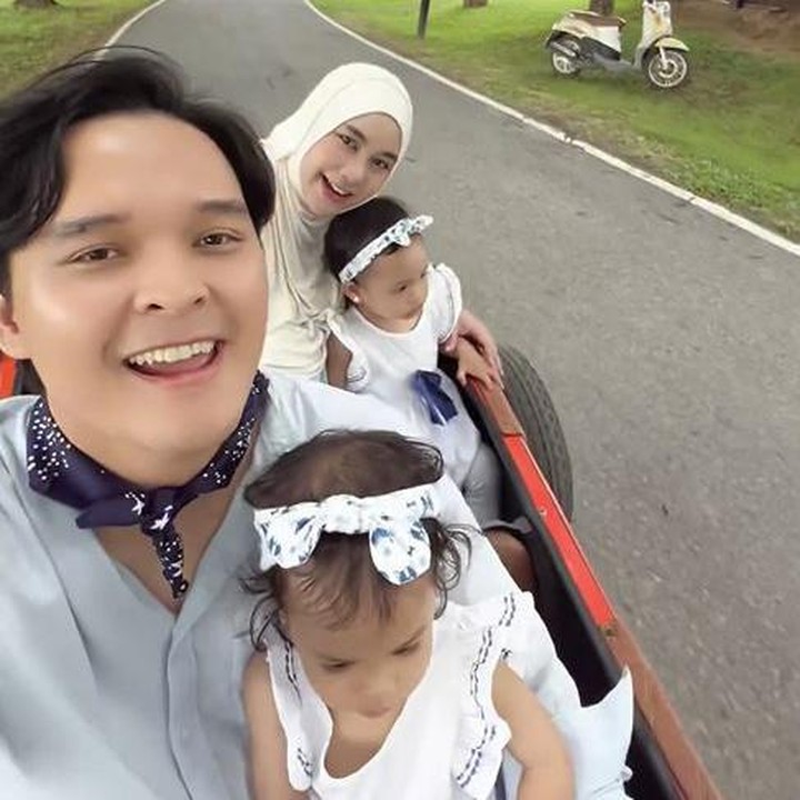 <p>Di liburan singkat ini, Anisa banyak mendapatkan bantuan dari sang suami yang selalu siaga menjaga Alma dan Alsha. "Makasii juga buat suamiku, Abi kesayangan anak2 yang selalu jadi support system aku," ujar Anisa. (Foto: Instagram @anisarahma_12)</p>