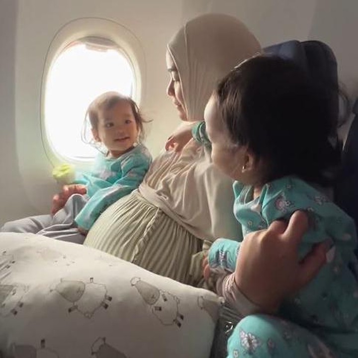 <p>Baru-baru ini, Anisa bersama suaminya Anandito Dwis quality time ke Malaysia dan Thailand bareng kedua putri mereka. Anisa tampak begitu bahagia bisa membawa anak kembarnya liburan ke luar negeri sebelum melahirkan. (Foto: Instagram @anisarahma_12)</p>