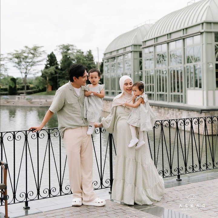 <p>Anisa Rahma bersama suami dan anak kembarnya terbang ke Thailand untuk menghabiskan <em>babymoon</em>. Di sana, Anisa menghabiskan waktu dengan berjalan-jalan di <em>outdoor</em> bersama dua putrinya, Alma dan Alsha. Perjalanan singkat dan berkesan ini dilakukan Anisa jelang melahirkan anak ketiganya. Mantan anggota Cherrybelle ini telah melahirkan anak ketiganya, Aqila Dzakira Mafaza, pada Senin (24/9/24). (Foto: Instagram @anisarahma_12)</p>