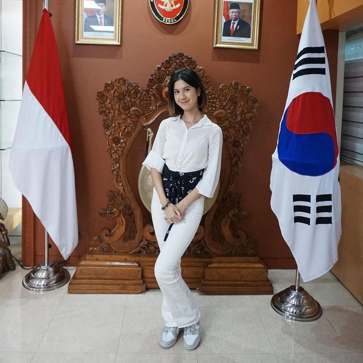 <p>Ia pun mengungkapkan perasaan dan harapannya untuk sang putri pada <em>postingan</em> itu. "Selamat, Kay! Perjalanan yg penuh ujian, satu persatu kamu lewati. Kuliah di jaman pandemi tidak membuat kamu lengah dan menyerah. Malah membuat kamu semakin terarah, maju terus tak kenal lelah. Insya Allah kamu bisa menjadi inspirasi, generasi yang kuat untuk membangun Indonesia dan manusia yg bermanfaat untuk dunia dan akhirat. Aamiin," sambungnya. (Foto: Instagram@ariyowahab)</p>