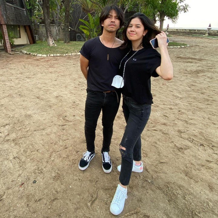 <p>Dalam unggahan di Instagram, Ariyo Wahab juga mengungkapkan perasaan dan harapannya untuk sang putri. "Selamat, Kay! Perjalanan yg penuh ujian, satu persatu kamu lewati. Kuliah di jaman pandemi tidak membuat kamu lengah dan menyerah. Malah membuat kamu semakin terarah, maju terus tak kenal lelah. Insya Allah kamu bisa menjadi inspirasi, generasi yang kuat untuk membangun Indonesia dan manusia yg bermanfaat untuk dunia dan akhirat. Aamiin," tulisnya. (Foto: Instagram@ariyowahab)</p>