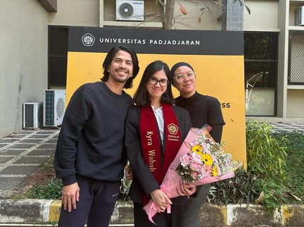 Potret Bangganya Ariyo Wahab Dampingi Sang Putri Lulus Sarjana Unpad