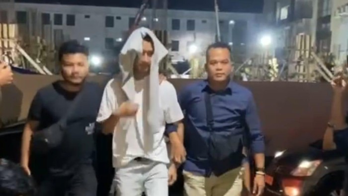 Armor Toreador pelaku KDRT ke Cut Intan Nabila saat tiba di Polres Bogor (Rizky/detikcom)