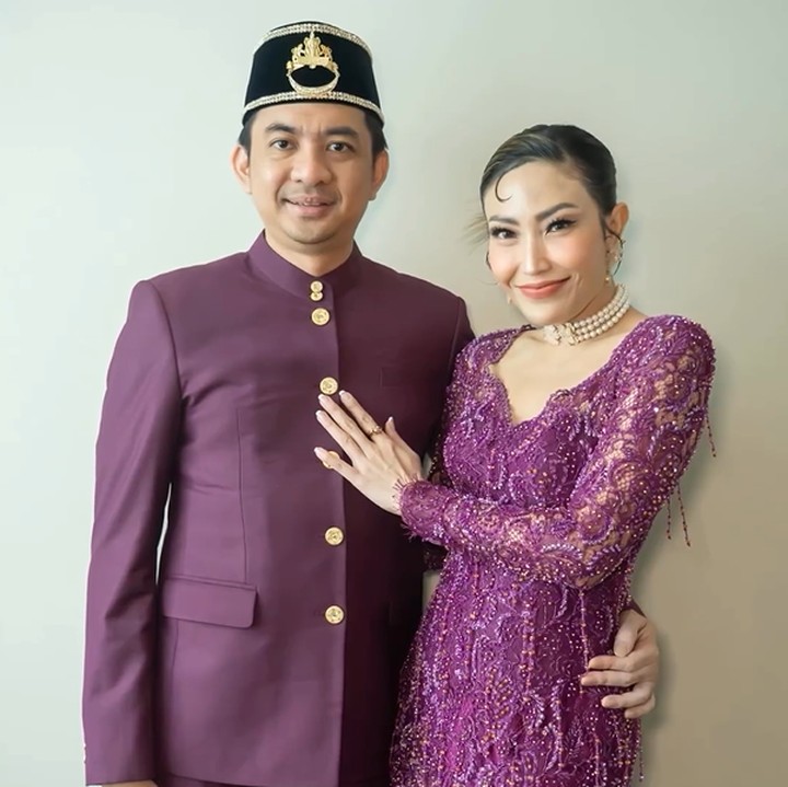 <p>Ayu Dewi mengikuti tren 'Aku Bisa Yura' di media sosial dengan mengunggah kisah perjalanan cinta dengan sang suami, Regi Datau. "Kita bisa Yura, kita bisa sampai nikah," tulis Ayu Dewi dalam unggahanya. (Foto: Instagram @mrsayudewi)</p>
