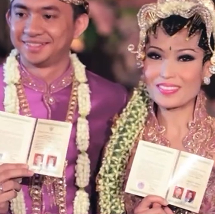 <p>Tak disangka, Regi Datau serius mempersunting Ayu Dewi. Keduanya berjodoh hingga menikah, Bunda. "Ternyata kejadian Yura. Gak lama setelah aku gak jadi nikah, dia ngelamar aku dan kita nikah Yura," kenangnya. (Foto: Instagram @mrsayudewi)</p>