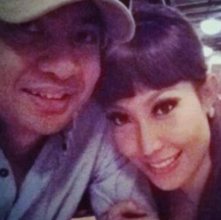 <p>Ayu dan Regi bertemu kembali ketika mereka sudah dewasa. Namun kala itu, Ayu tengah merencanakan pernikahan dengan kekasihnya. "Tapi kita ketemu lagi. Dulu aku pernah mau nikah sama orang, Yura. Tapi karpetnya dia karena aku dulu gak punya karpet, Yura," kenangnya. (Foto: Instagram @mrsayudewi)</p>