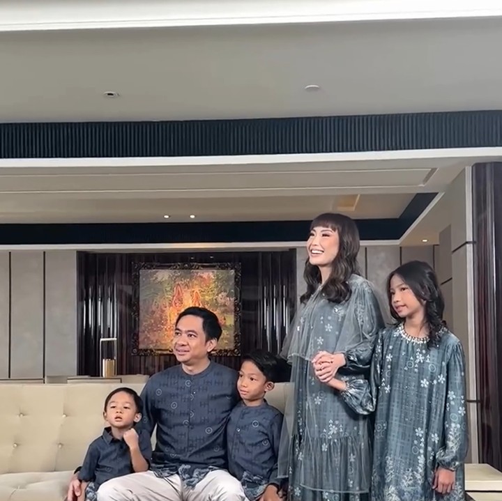 <p>Saat ini, Regi Datau dan Ayu Dewi sudah menikah selama 12 tahun. Keduanya juga sudah dikaruniai tiga anak. "Sekarang kita sudah punya tiga kesayangan yang bikin duniaku lebih seru, Yura," kata presenter berusia 39 tahun itu. (Foto: Instagram @mrsayudewi)</p>