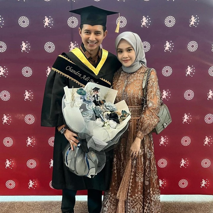 <p>Kebahagiaan Chand Kelvin semakin bertambah dengan hadirnya istri tercinta, Dea Sahirah yang mendampinginya saat wisuda di 'Negeri Jiran'. (Foto: Instagram @deasahirah)</p>