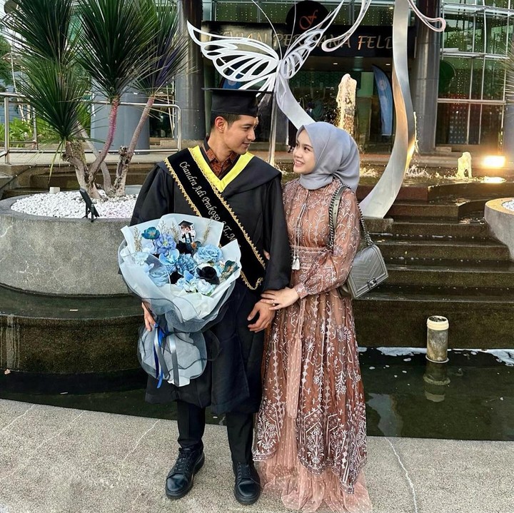 <p>Dalam unggahan fotonya, Dea Sahirah tak lupa menuliskan pesan manis untuk sang suami. Dea mengatakan bahwa ia sangat bangga dengan pencapaian Chand Kelvin. Ia juga berdoa agar gelar dan ilmu yang didapatkan oleh sang suami dapat menjadi bekal untuk meraih mimpinya di masa depan. <em>"So proud of you for reaching this milestone. May the knowledge you’ve gained be a blessing, useful, and lead you closer to all your goals and dreams,"</em> tuturnya. (Foto: Instagram @deasahirah)</p>