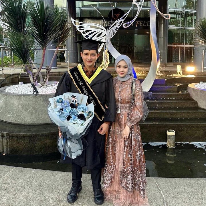 <p>Dalam unggahannya, Dea Sahirah memberikan ucapan selamat kepada sang suami yang resmi menyandang gelar S2<em>. "Congratulations on your master’s degree, my love!</em> Chandra Adi Prakoso S.T., MBA," tulis Dea dalam unggahan fotonya. (Foto: Instagram @deasahirah)</p>