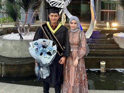 5 Potret Kebahagiaan Chand Kelvin Wisuda S2 di Malaysia Didampingi Sang Istri