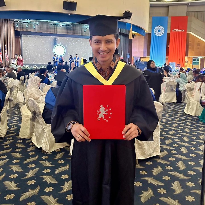 <p>Aktor Chand Kelvin tengah diselimuti kebahagiaan. Ia baru saja menyelesaikan program studi S2 di Malaysia, Bunda. (Foto: Instagram @deasahirah)</p>