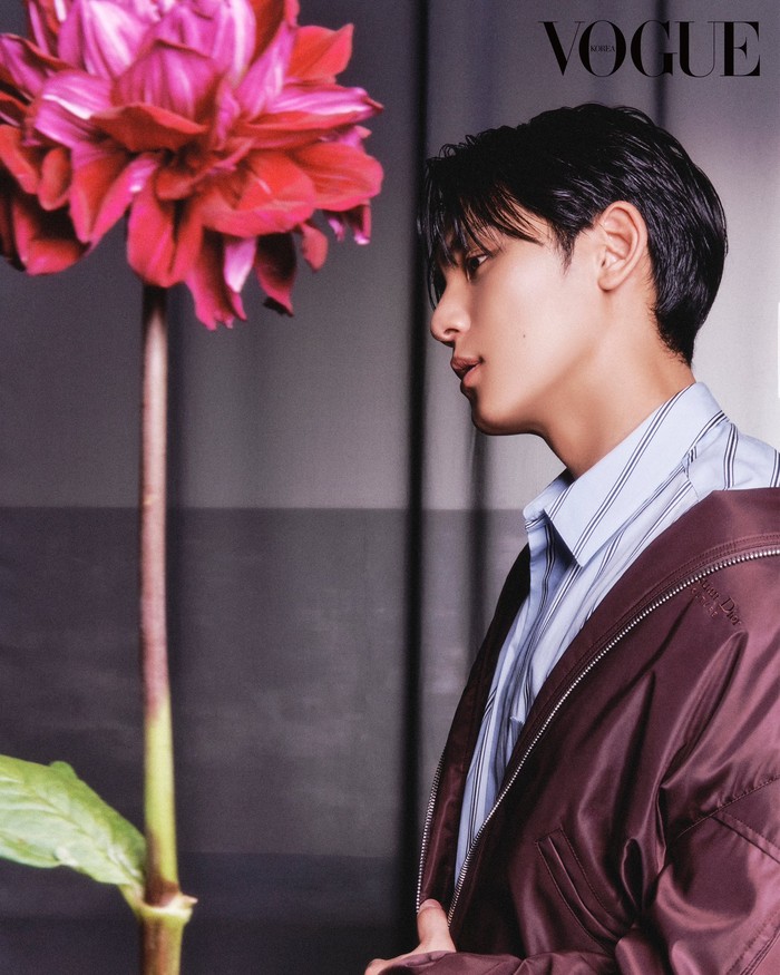 Dalam photoshoot kali ini, Mingyu SEVENTEEN semakin memancarkan aura ‘mahal’ saat mengenakan koleksi Dior Winter 2024 rancangan Artistic Director Dior Men, Kim Jones, yang terinspirasi dari ballerino terkenal, Rudolf Nureyev. / Foto: x.com/VogueKorea