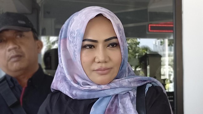 Diah Warih Anjari memberdayakan masyarakat melalui budidaya cacing lumbricus rubellus yang bermanfaat untuk pertanian, kesehatan, dan perekonomian lokal.