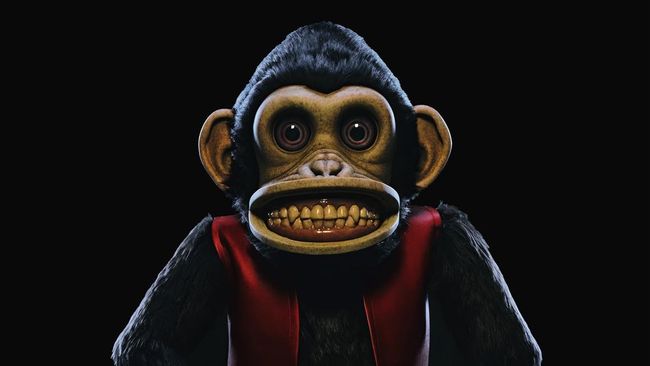 Dalam trailer The Monkey, film baru sutradara Longlegs, karakter Theo James tampak kaget, bingung, dan berlumuran darah.