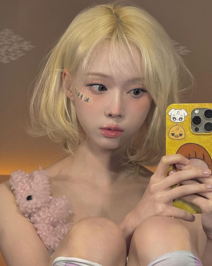 Gaya rambut bob Winter ternyata mendapat respon paling banyak dari penggemar. Perpaduan rambut pirang dan kulitnya yang putih semakin menguatkan aura yang indah dan misterius Winter. / Foto: Elle Korea