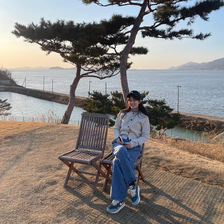 <p>Saat berlibur, Jang Nara tampil santai mengenakan jaket <em>turtleneck</em> dan <em>baggy jeans.</em> Perempuan yang terpaut usia enam tahun dengan suaminya ini memberi sentuhan kasual lewat <em>sneakers</em> dan topinya. (Foto: Instagram @nara0318)</p>