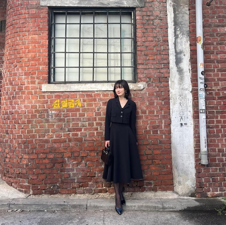 <p>Di kesempatan lain, Jang Nara tampil trendi mengenakan busana serba hitam. Ia memadukan <em>cardigan</em> dengan <em>pleated midi skirt.</em> Semakin modis, ia memakai <em>pointy shoes</em> dan <em>stocking</em> hitam transparan. (Foto: Instagram @nara0318)</p>