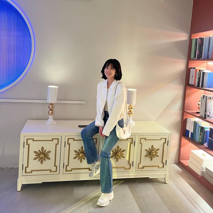 <p>Untuk gaya kasual berikutnya, Jang Nara memadukan kemeja putih yang dipakai sebagai <em>outer</em> dengan celana jins dan <em>sneakers.</em> (Foto: Instagram @nara0318)</p>