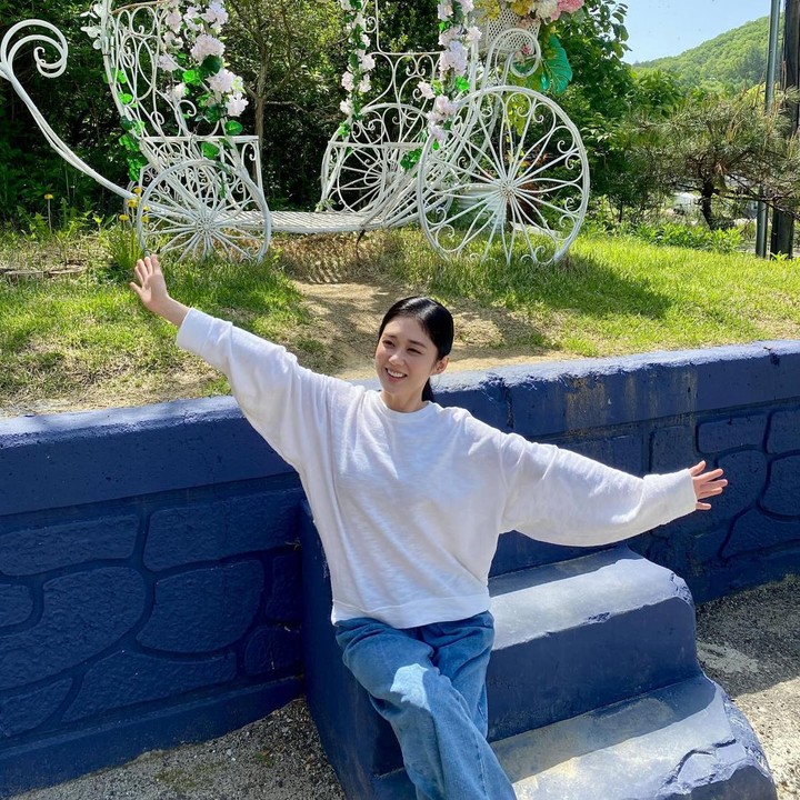 <p>Jang Nara juga tampil simpel di kesehariannya, lho. Meski hanya memakai <em>sweatshirt</em> dan celana jins longgar, ia tetap terlihat memesona, ya? (Foto: Instagram @nara0318)</p>