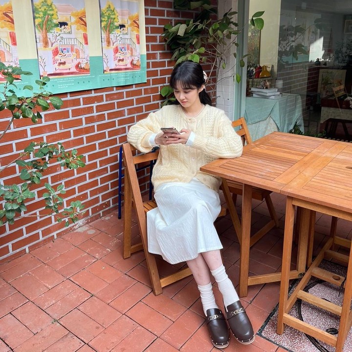 <p>Jang Nara merupakan salah satu aktris senior Korea Selatan yang populer. Meski sudah berusia 43 tahun, bintang drakor <em>The Last Empress</em> ini tetap terlihat awet muda dengan padu padan <em>outfit</em> yang imut. Tengok saja potretnya saat mengenakan <em>knitted cardigan</em> dan <em>midi skirt.</em> Ia juga memakai sepatu bergaya <em>vintage.</em> (Foto: Instagram @nara0318)</p>