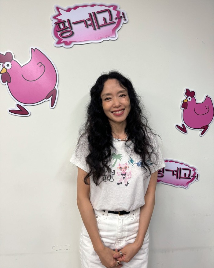 Jeon Do Yeon sering menjadi perbincangan karena gayanya yang natural. Ia memamerkan tampilan kasualnya yang dipadukan dengan kaos print lucu dan rambut ikal yang menarik. / Foto: Elle Korea