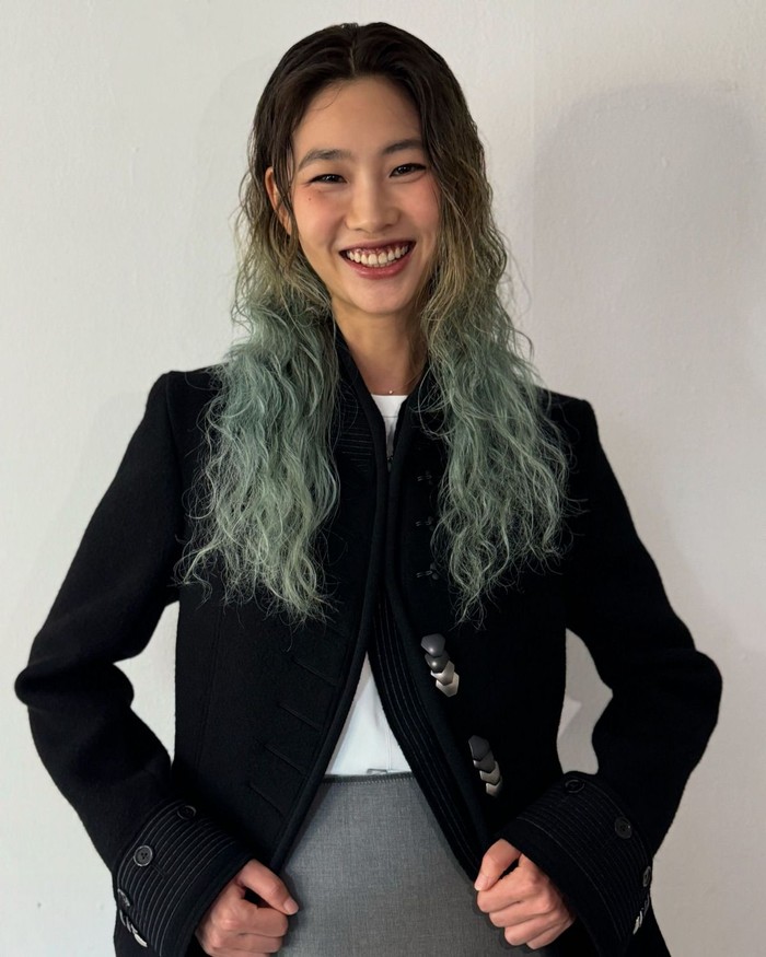 Jeong Ho Yeon juga sempat memamekan transformasi rambut barunya yang menarik perhatian. Ia menciptakan gaya unik dengan menambahkan warna khaki pada rambut ikalnya, yang cocok dengan karakternya yang lincah dan energik. / Foto: Elle Korea