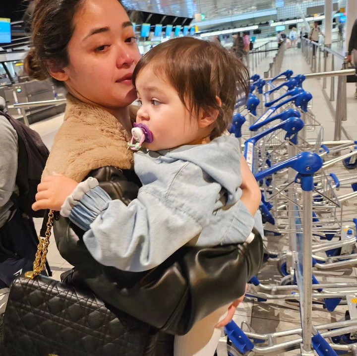 <p>Saking dekatnya dengan sang keponakan, Gisela sampai menangis tersedu-sedu ketika harus kembali ke Kanada, Bunda. Momen mengharukan ini pun diabadikan oleh sang Kakak dan diunggah pada akun Instagram-nya. (Foto: Instagram: @graciaz14 @giselacindy12)</p>