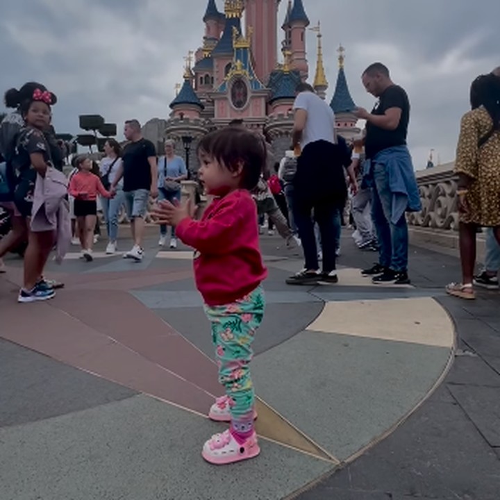 <p>Ketika sampai di Belanda, Gisela langsung menghampiri sang keponakan, Nova. Gisela pun selalu mengajak Nova berlibur dan mengunjungi berbagai tempat seperti Disneyland Paris. (Foto: Instagram: @graciaz14 @giselacindy12)</p>