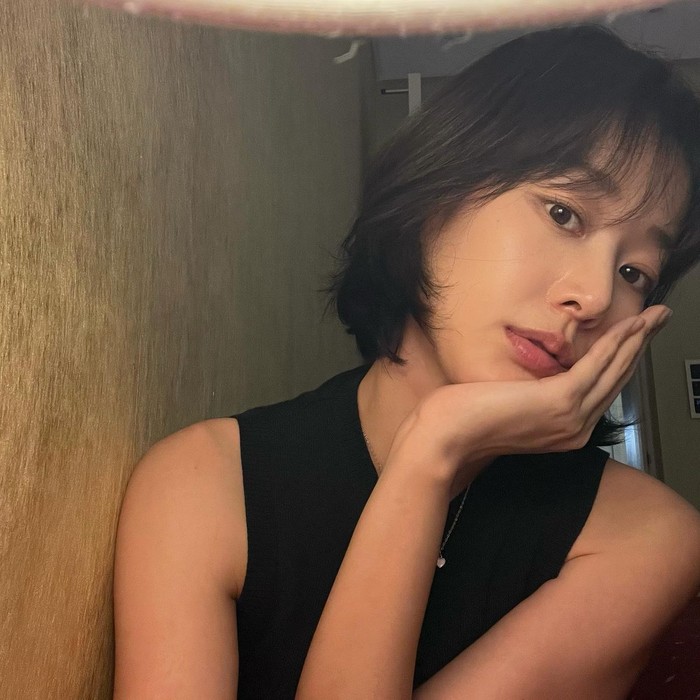 Lee Joo Myeong yang baru saja membintangi film 'Pilot' ini selalu menyukai gaya natural. Kini ia tampil dengan rambut bob pendek yang terlihat elegan dan canggih, membuat fitur wajahnya semakin menonjol. / Foto: Elle Korea
