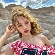 5 Gaya Rambut Ikal Ala Selebriti Korea yang Membuatmu Terpukau