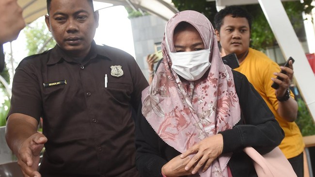 Juru Bicara KPK Tessa Mahardhika Sugiarto menjelaskan keputusan menahan alias tidak menahan tersangka merupakan kewenangan penuh tim penyidik.