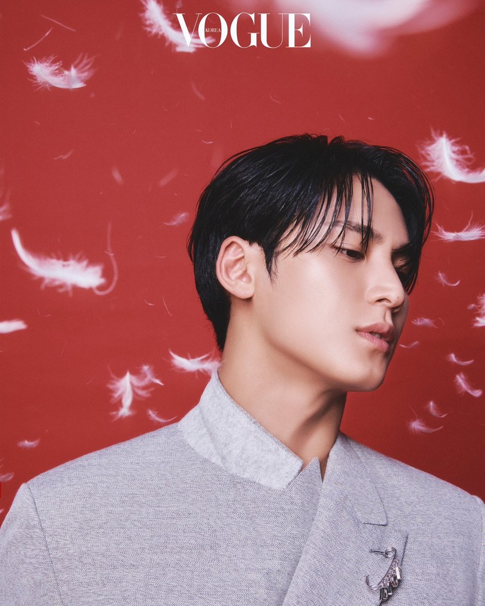Melalui sejumlah foto yang diunggah pada 1 Agustus 2024, Mingyu SEVENTEEN resmi ditunjuk sebagai duta merek terbaru Dior. Kabar gembira ini tentunya disambut antusias fans yang menunjukkan dukungan penuh mereka di media sosial. / Foto: x.com/VogueKorea