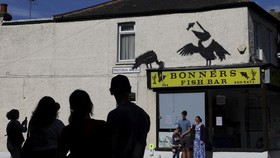 FOTO: Banksy 'Lepas Liar' Mural Binatang di London