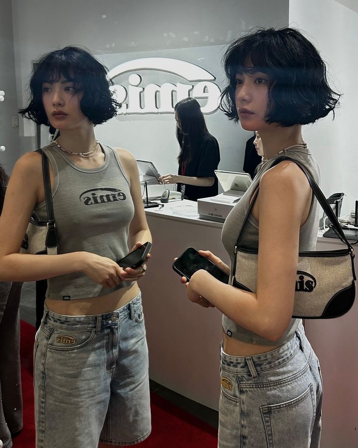 Nana juga sukses menjadi perbincangan hangat dengan foto postingannya. Perempuan yang selalu tampil dengan rambut panjang itu terlihat fresh dan chic dengan rambut yang dipotong tebal di atas garis rahangnya. / Foto: Elle Korea