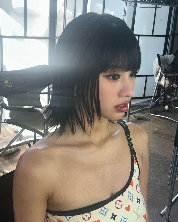 Natty Kiss Of Life memperbarui tampilannya dengan rambut pendek bob ala Y2K, yang tidak hanya cocok dengan vokalnya, tetapi juga menonjolkan penampilannya di atas panggung yang luar biasa. / Foto: Elle Korea