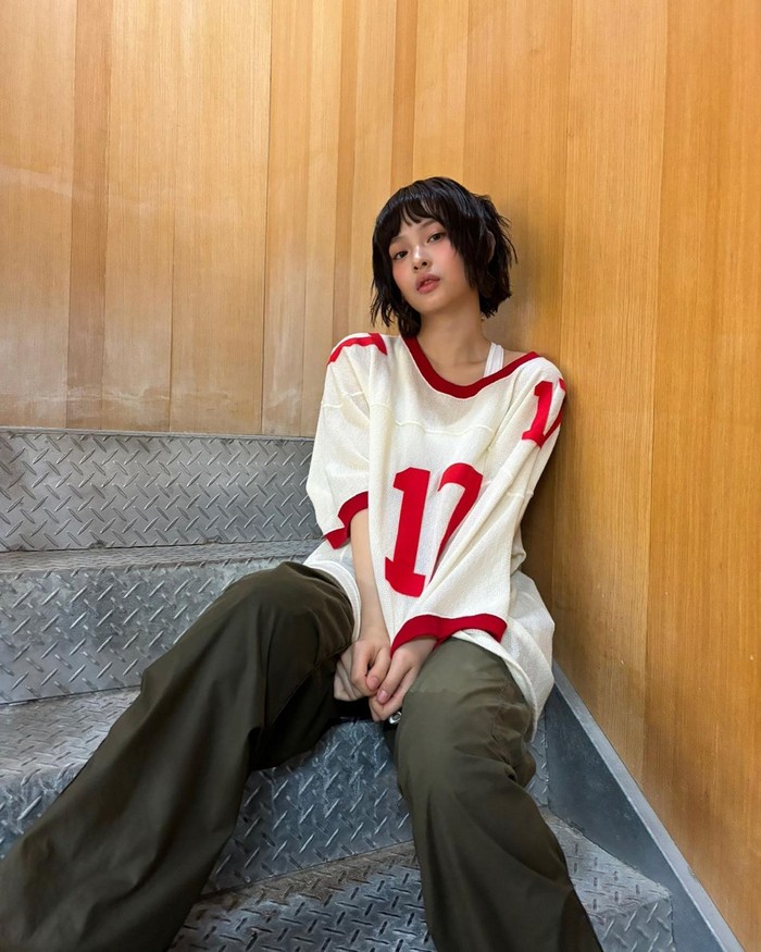 NewJeans tidak pernah ketinggalan untuk tampil ala Y2K yang unik dan fresh. Kali ini Hani mengubah rambutnya menjadi pendek tidak beraturan yang terlihat segar dan chic. / Foto: Elle Korea