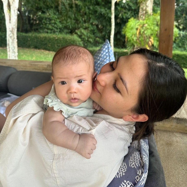<p>Jessica Mila melahirkan anak pertamanya yang berjenis kelamin perempuan pada Maret 2024. Si Kecil pun memiliki nama yang sangat indah, yakni Kyarra Arunika Hasibuan. (Foto: Instagram: @yakuphasibuan)</p>